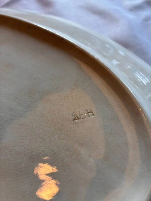 Nærbillede af patina og tekstur på bagsiden af fadet