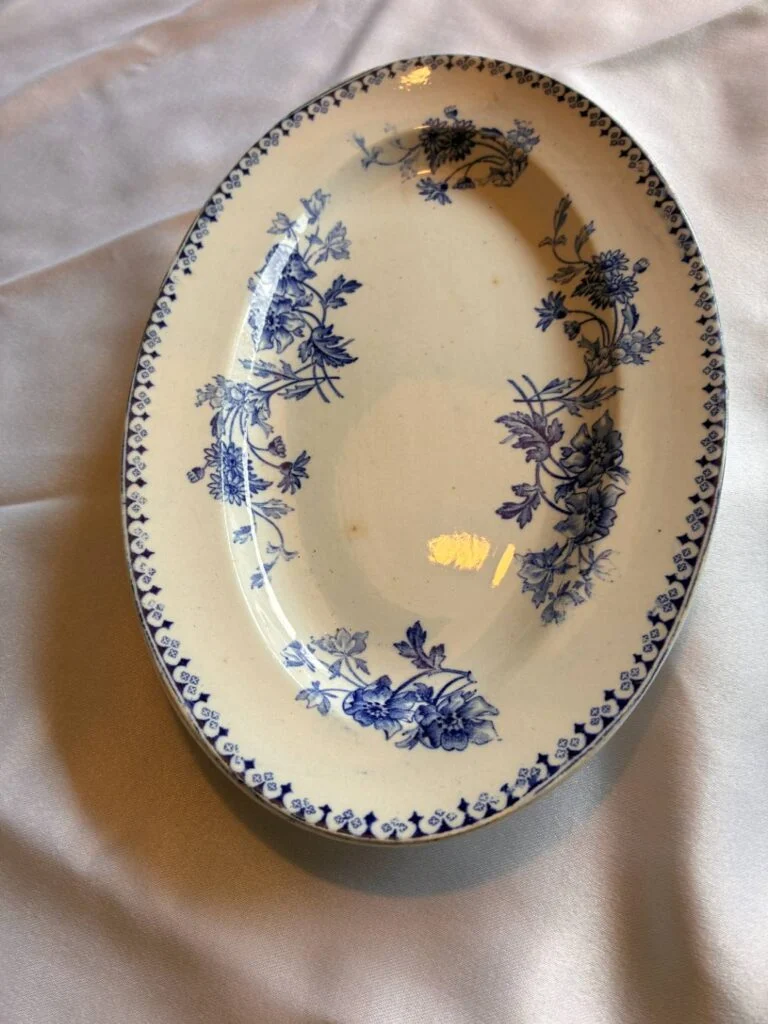 Erik Sarreguemines ovalt fad med blåt blomstermønster