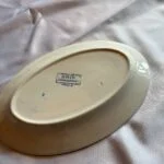 Bagside af Erik Sarreguemines fad med stempel