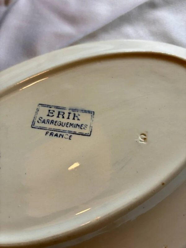Stempel på bunden af Erik Sarreguemines fad