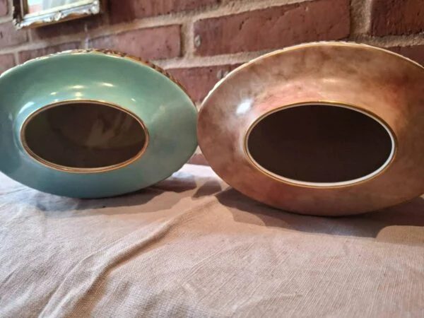 Bund af blå og brun vase med gyldne detaljer