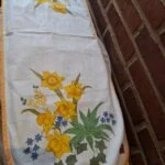 Løber med påskeliljer og forårsblomster ovenfra
