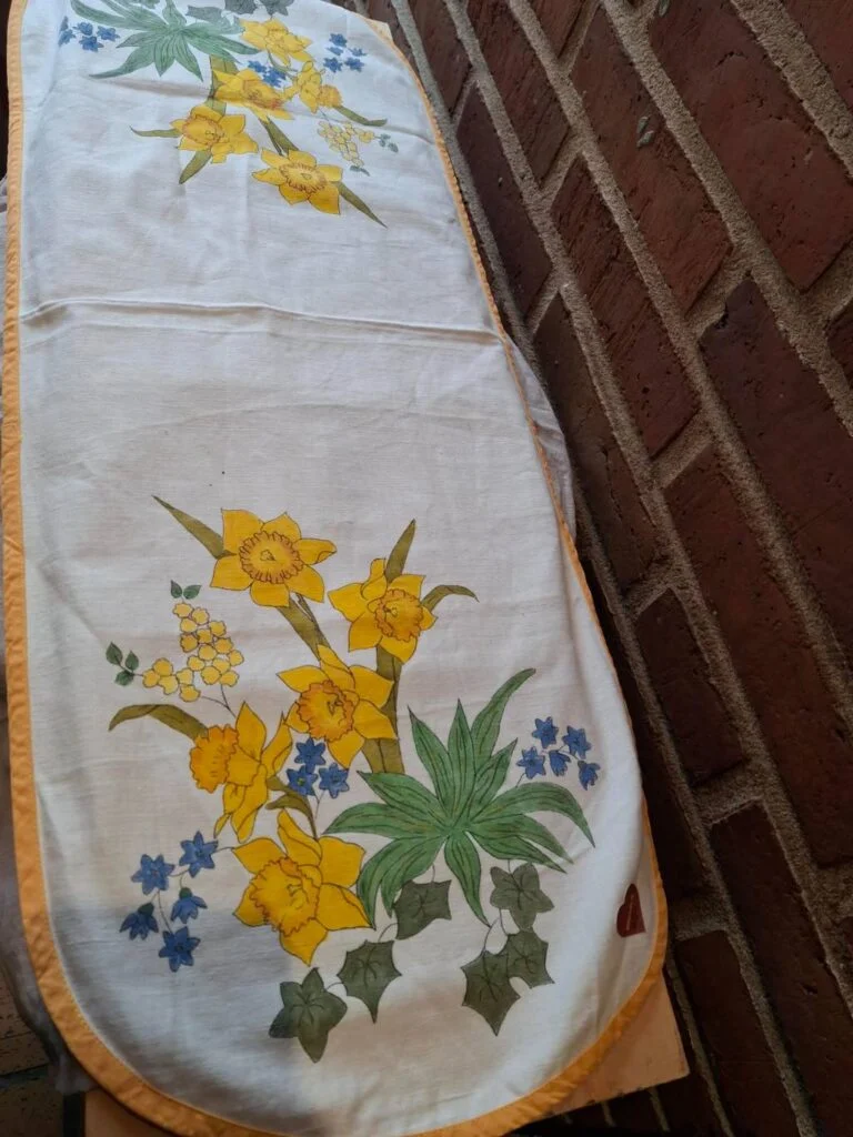 Vintage løber med påskeliljer og forårsblomster