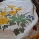 Detalje af vintage løber med gule påskeliljer og blå blomster