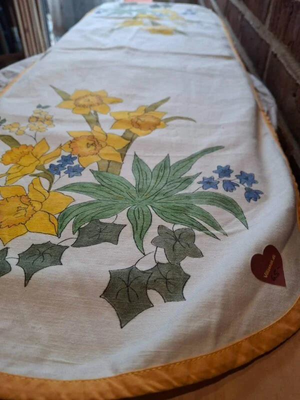 Detalje af vintage løber med gule påskeliljer og blå blomster