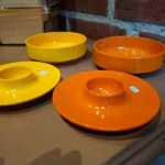Erik Kol Mepal skåle i gul og orange på bord