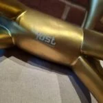 Gylden hest med Just-logo på undersiden