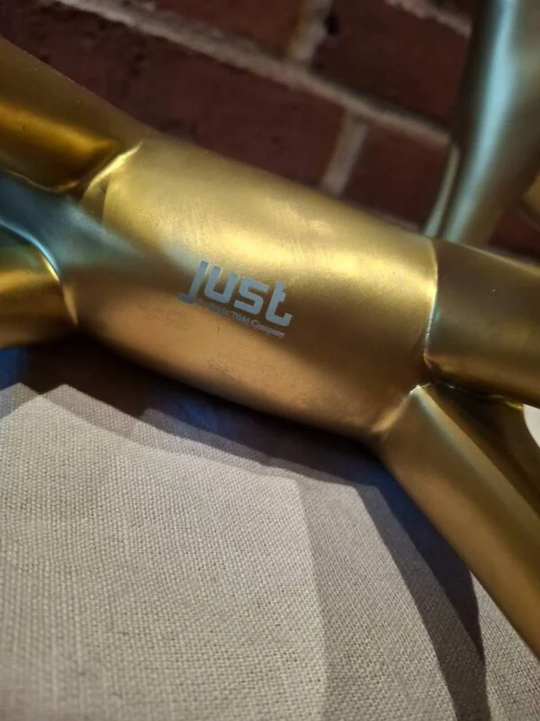 Gylden hest med Just-logo på undersiden