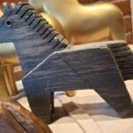 Håndskåret hest i mørkt træ med detaljeret manke