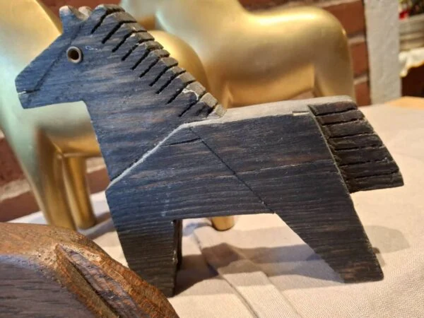 Håndskåret hest i mørkt træ med detaljeret manke