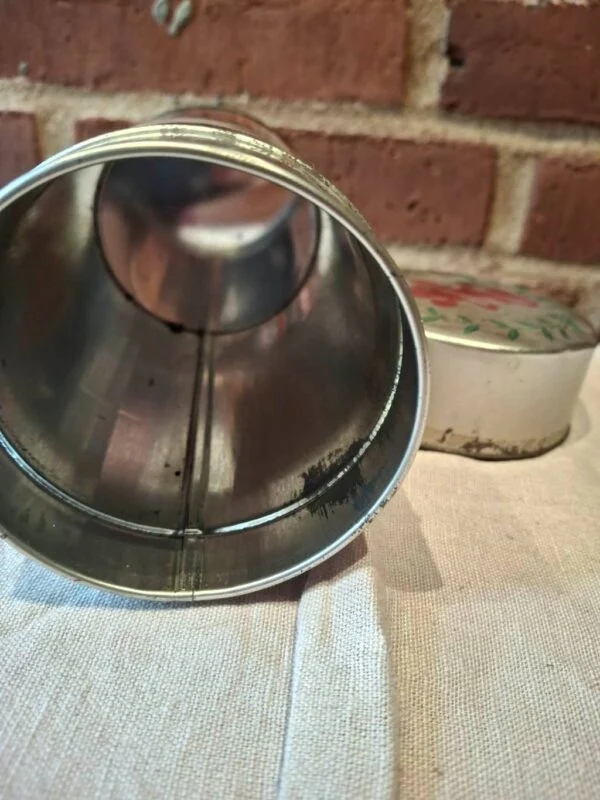 Detaljeret vintage dåse, åbent kig