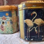 To vintage blikdåser med flamingo- og orientalske motiver