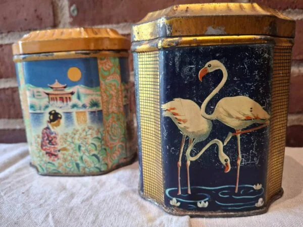 To vintage blikdåser med flamingo- og orientalske motiver