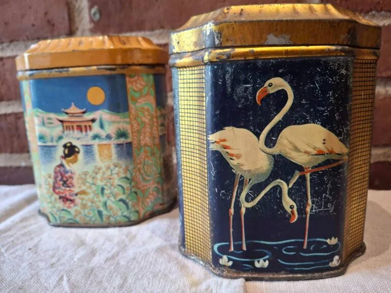 Vintage blikdåser med flamingo- og orientalske motiver