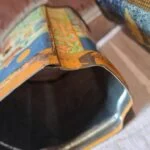 Patina og brugsspor på vintage blikdåse vist tæt på