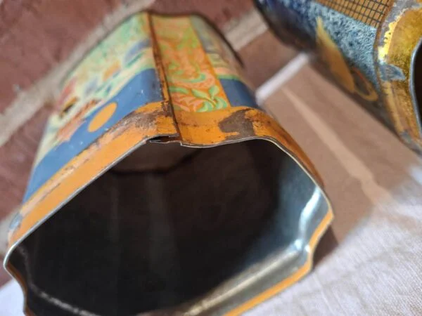 Patina og brugsspor på vintage blikdåse vist tæt på