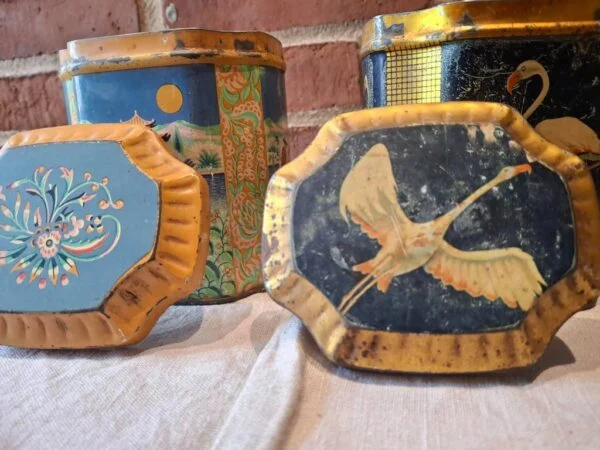 Låg af vintage blikdåser med unikke motiver