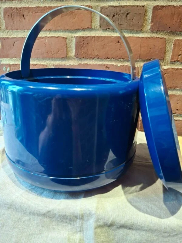 Åben is-spand med låg ved siden af fra Stelton