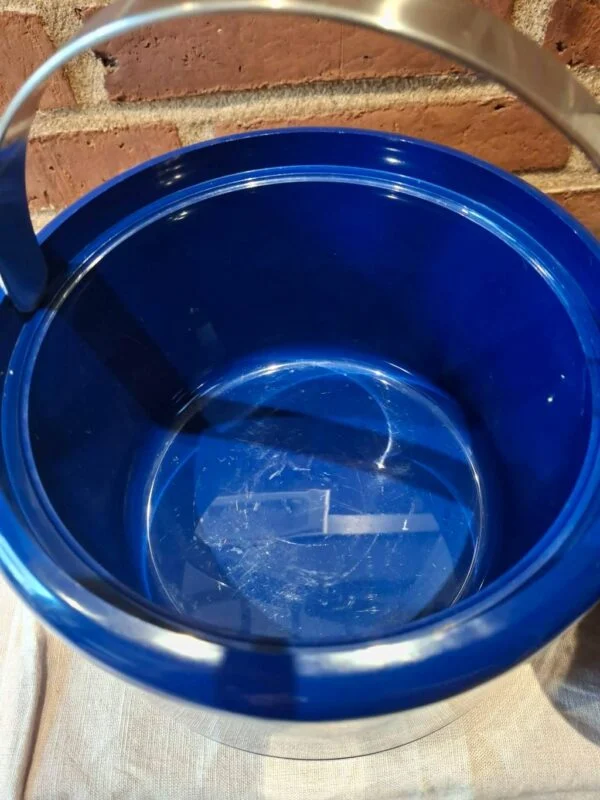 Visning af indersiden af blå Stelton is-spand