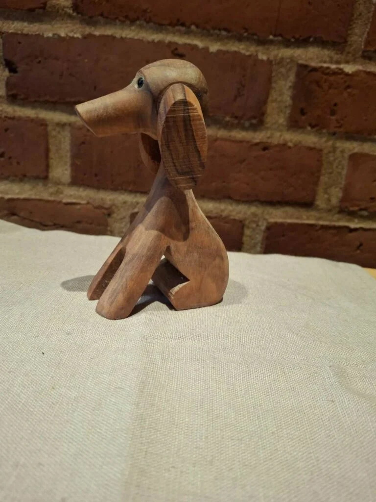 Træ hund fra Arte Legno - Dekorativ og charmerende