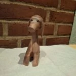 Træ hund figur forfra, fokus på detaljer