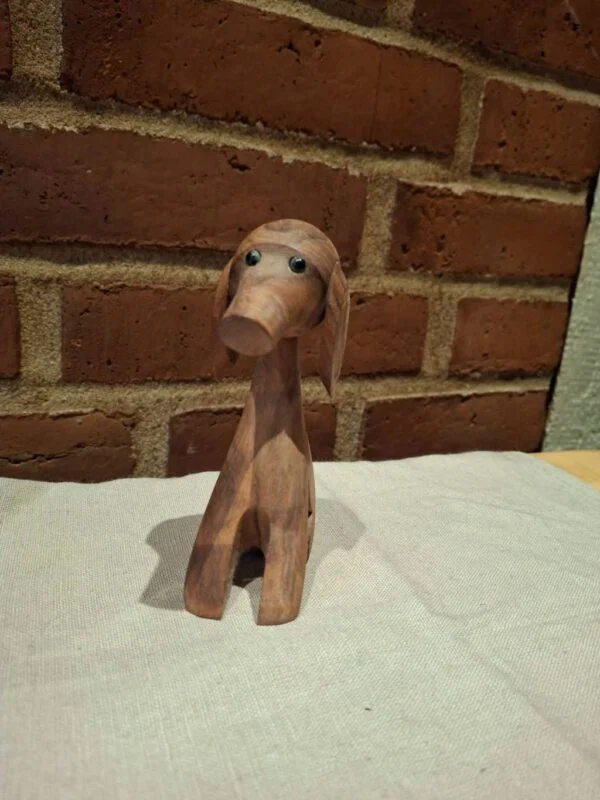 Træ hund figur forfra, fokus på detaljer