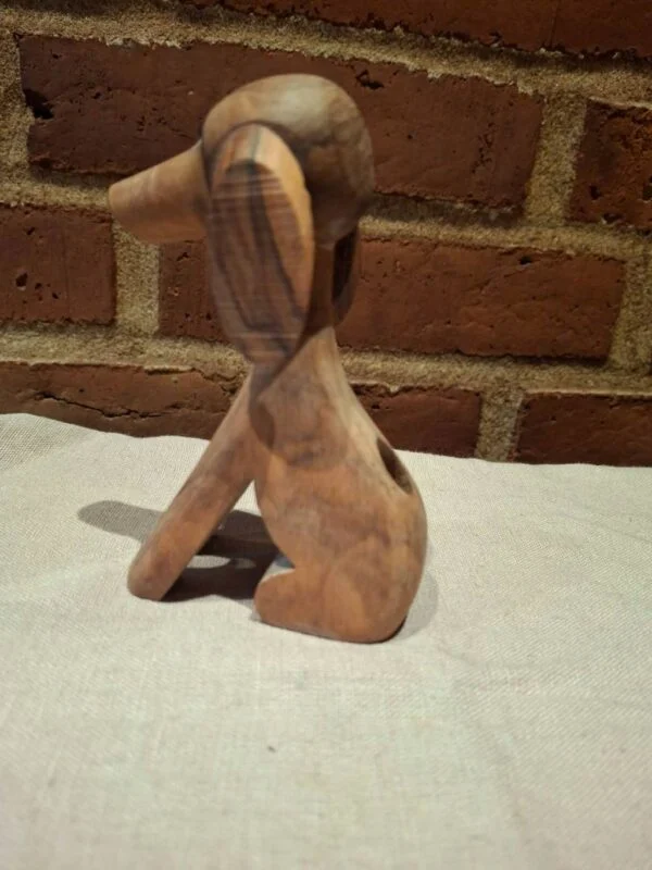 Træ hund figur fra siden med ører