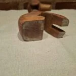 Underside af træ hund med små brugstegn