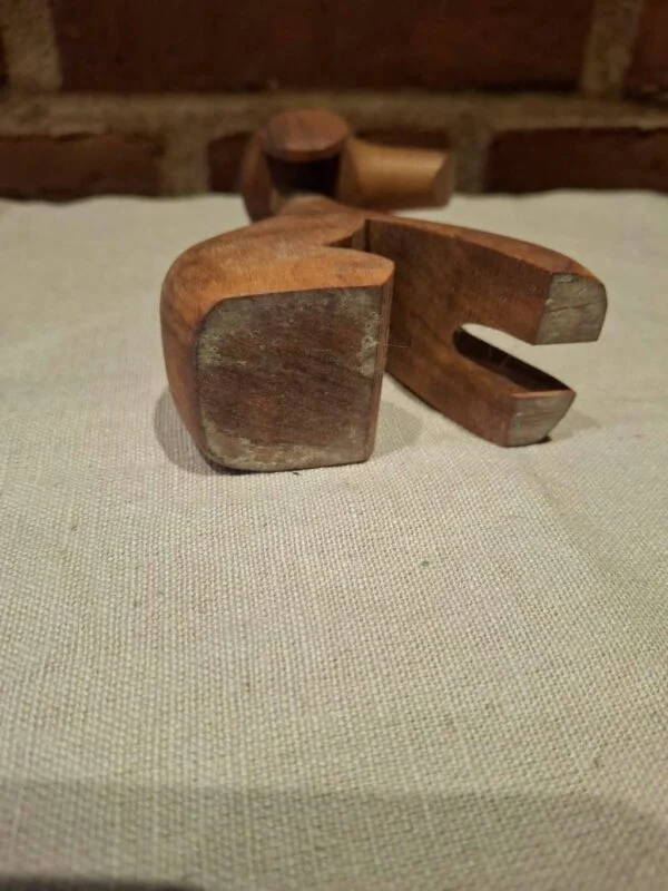 Underside af træ hund med små brugstegn