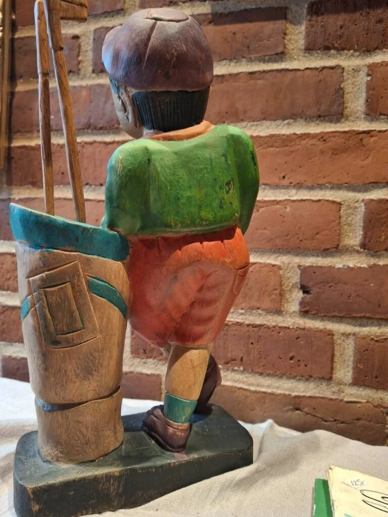 Træfigur af golfspiller i farverig folkestil