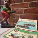 Træfigur af golfspiller med retro bøger