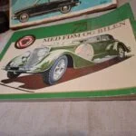 Forside af '75 År Med FDM og Bilen' med retrobil