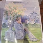 Forside af konfirmationstelegram med en ung person i lyst jakkesæt ved en blomsterurne i en have.