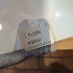 Bagside af emballage med stregkode og mærkaten “1 telegram m/kuvert”.