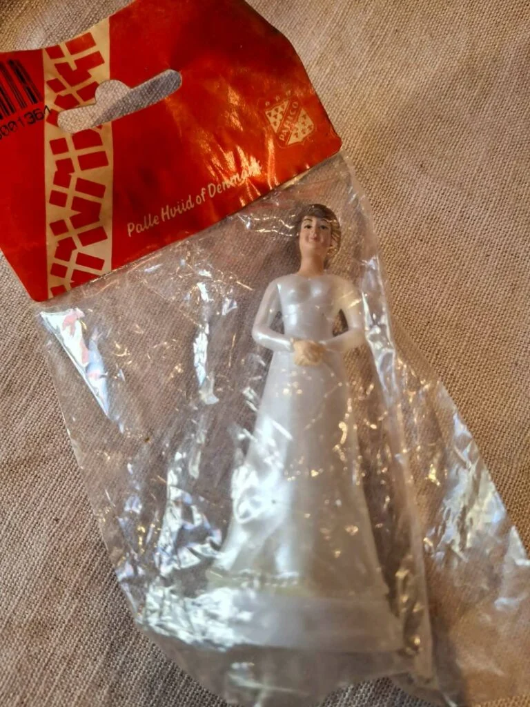 Plastik konfirmationsfigur - Pige i hvid kjole