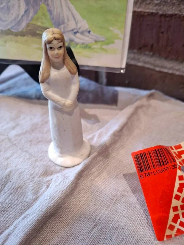 Hvidklædt konfirmationspige i porcelæn