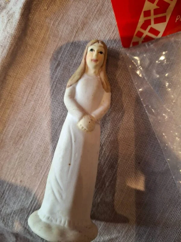Konfirmationspige i porcelæn og dug