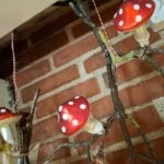 Glasfluesvamp med hvide prikker som julepynt