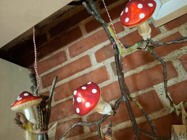 Glasfluesvamp med hvide prikker som julepynt