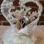 Brudepar figur med hjerteformet ramme og blomster