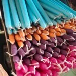 Blå, lilla, pink og orange stearinlys i kasse