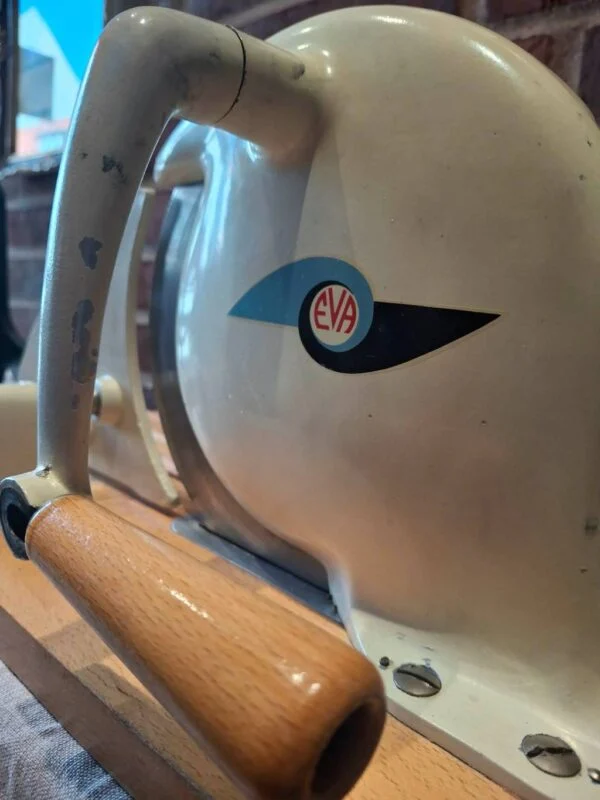 EVA brødskærer med logo og rustfrit stål kørehåndtag