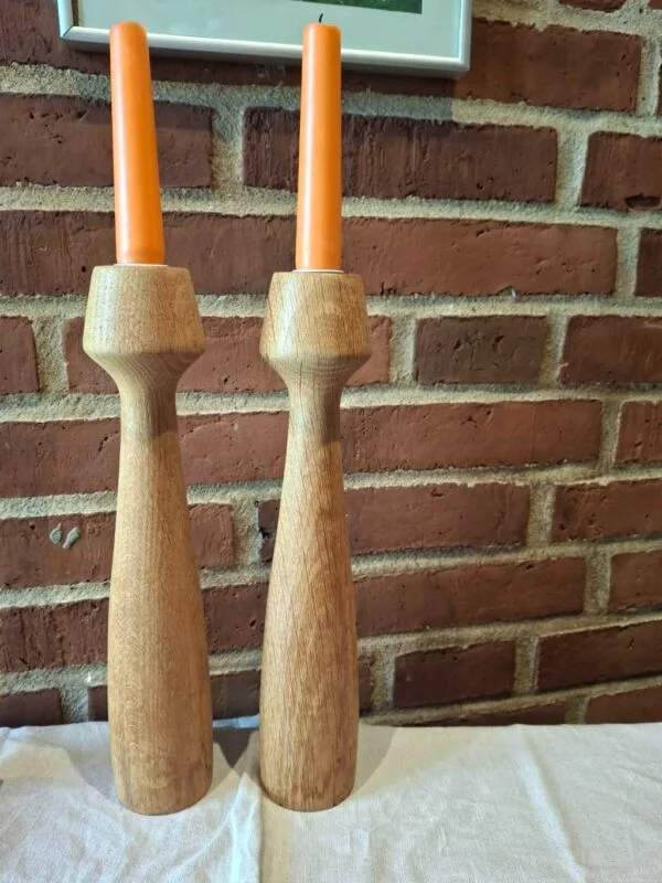 To lysestager i egetræ med orange lys