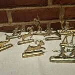 Samling af messingfigurer med stjernetegn