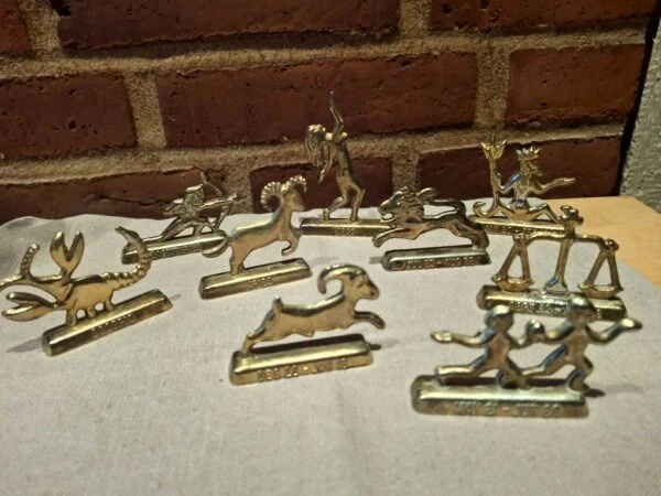 Samling af messingfigurer med stjernetegn