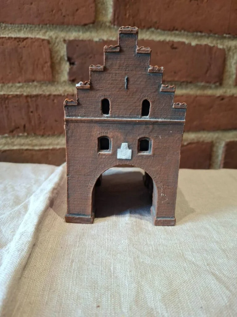 Trip Trap Faaborg Byport Miniaturemodel i Keramik