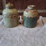Retro salt- og peberfigurer i grønne nuancer