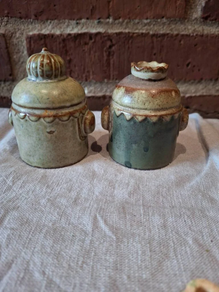 Keramiske salt- og peberfigurer i retro stil