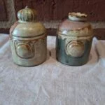 Grønne og beige keramiske figurer med mønster