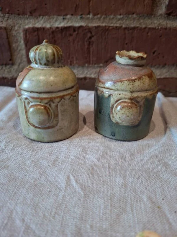 Grønne og beige keramiske figurer med mønster